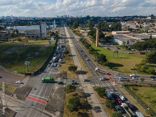Linha Verde, antiga BR-116, no trecho que cruza a cidade de Curitiba com canaleta exclusiva para ônibus. Paraná, Brasil. 