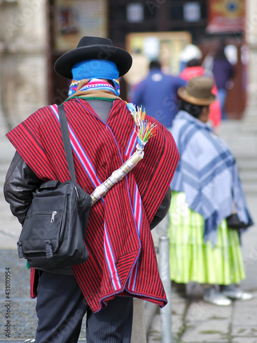 Bolivianer in traditioneller Kleidung in der Altstadt von La Paz.