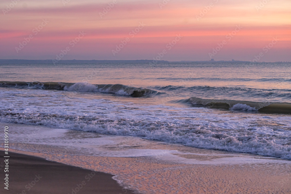 Obraz premium Beautiful sunrise on the beach 