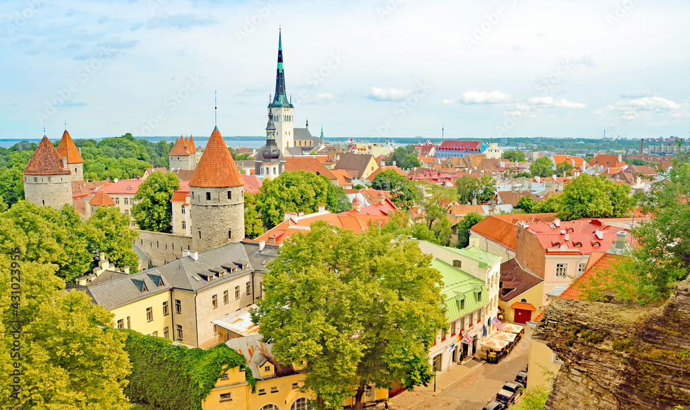 Blick vom Domberg auf die wunderschöne mittelalterliche Altstadt Tallinns