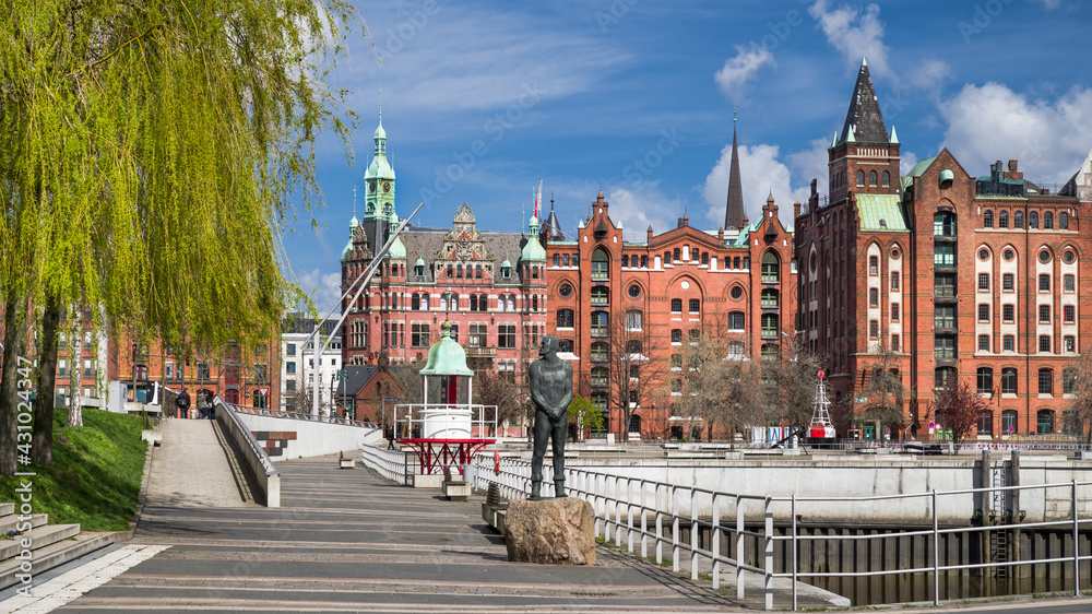 Brooktorkai Hafen Hamburg sonnig Frühling entzerrt HD