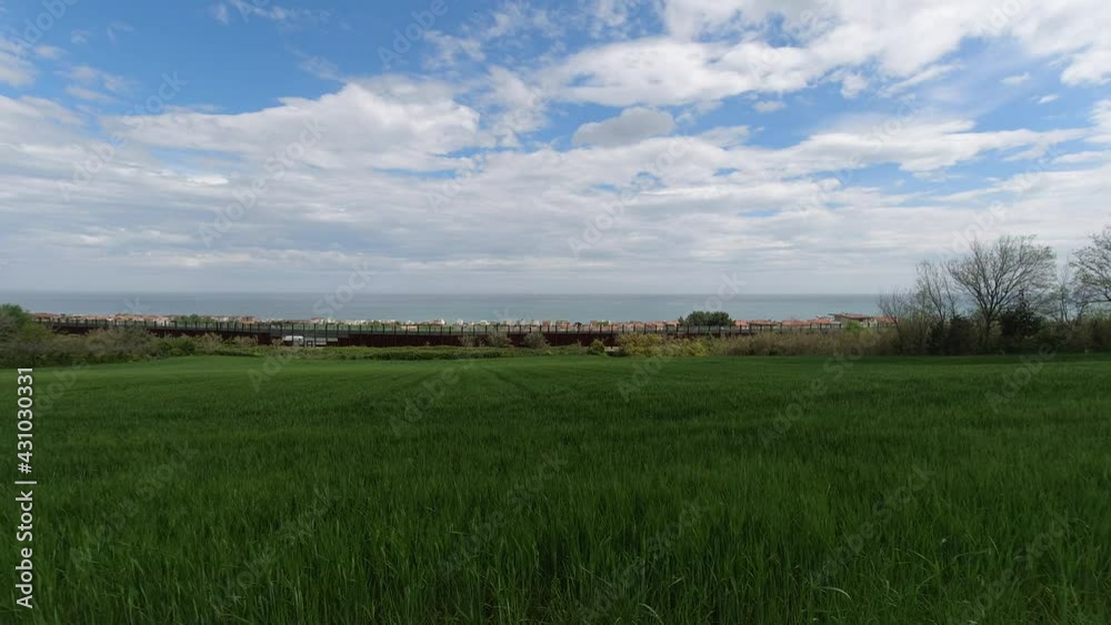timelapse autostrada campo e nuvole con vista mare in 4k timelapse autostrada campo e nuvole con vista mare in 4k