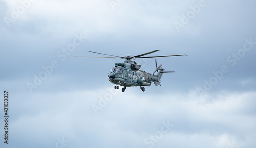 Helicóptero militar fazendo treinamento de resgate.