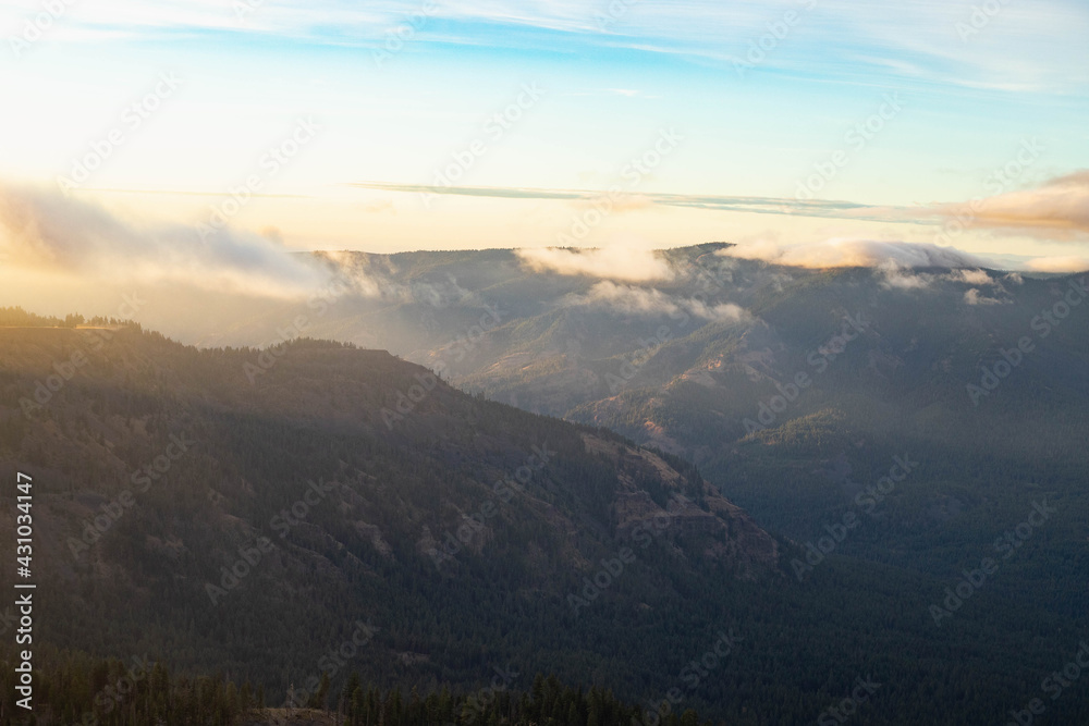 Fototapeta premium sunrise over the mountains