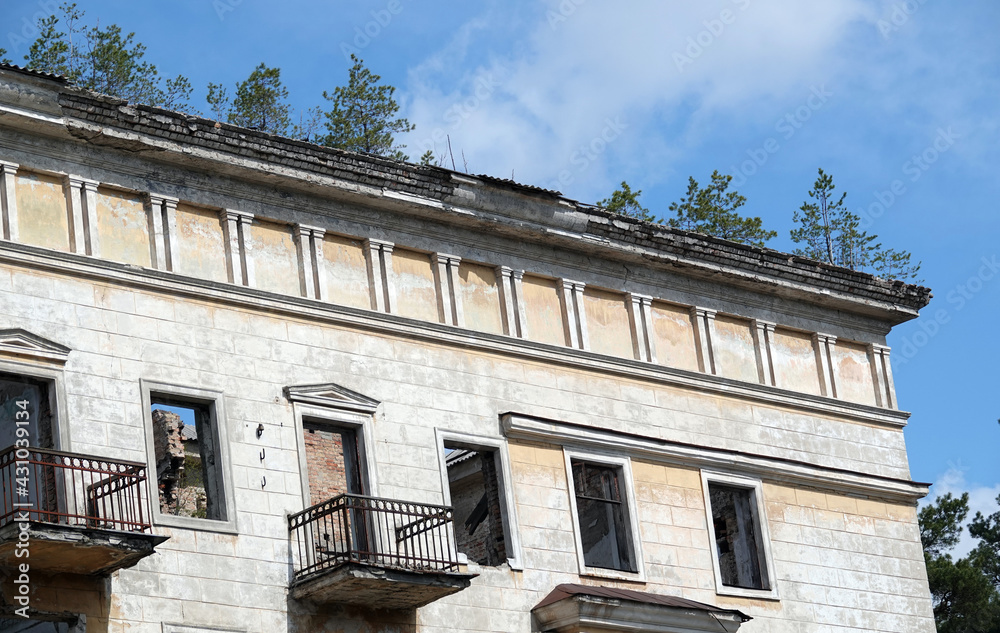 Obraz premium Ruined old house