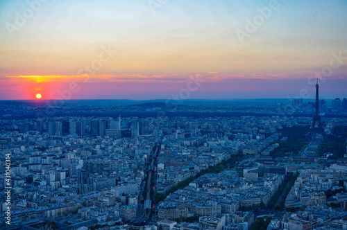 Paris at sunset © MEANDERING TRAIL