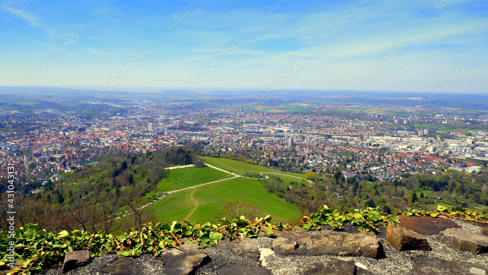 weite Aussicht von Burgruine Achalm auf  Felder, Wald und Stadt Reutlingen im Frühling