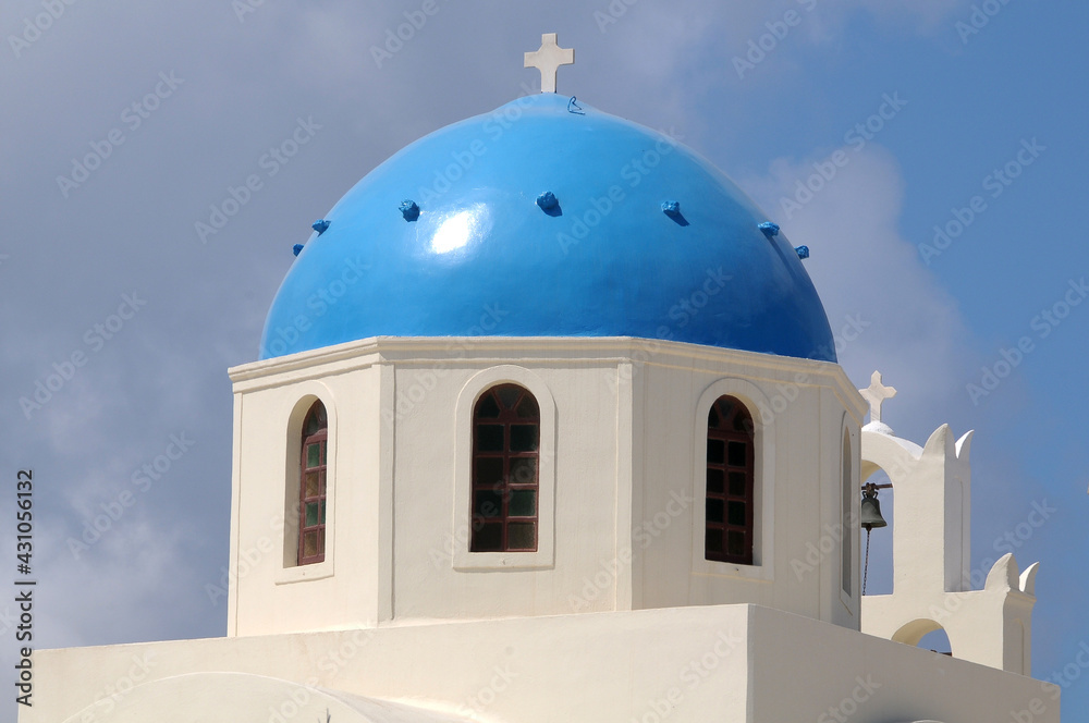 Vista de una iglesia de cúpula azul en la isla griega de Santorini