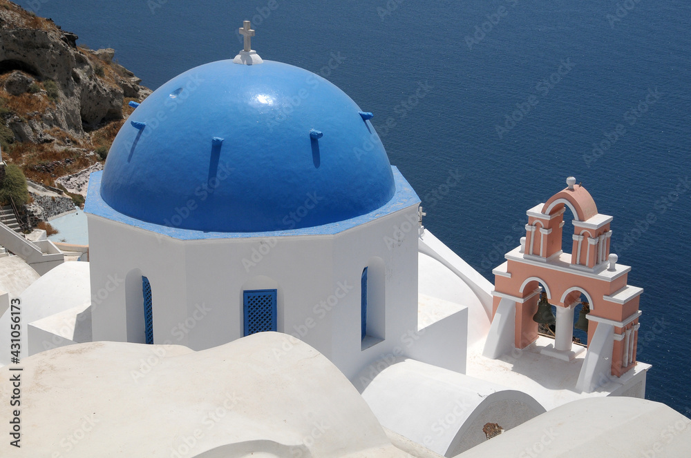 Vista de campanario y cúpula azul en la isla griega de Santorini