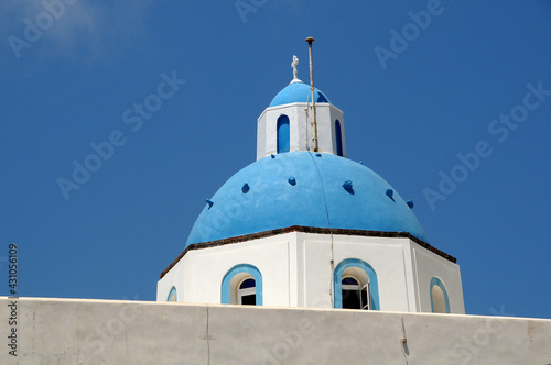 Vista de una tradicional cúpula azul en la isla de Santorini, Grecia