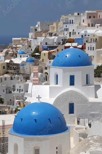 Templos de cúpula azul y casas en la isla griega de Santorini