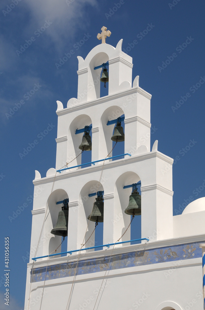 Campanario de iglesia ortodoxa en la isla griega de Santorini