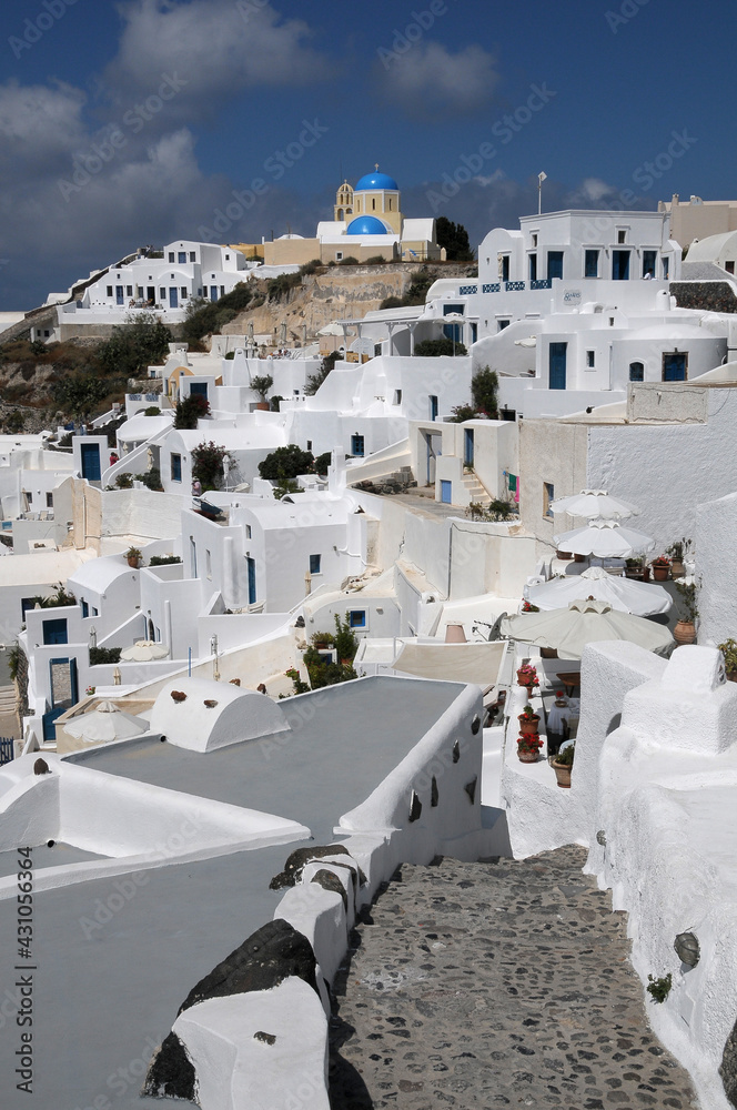 Fototapeta premium Escaleras de acceso a las casas de los acantilados en la isla griega de Santorini