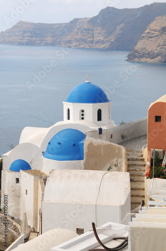Iglesia con cúpulas azules sobre el acantilado de Oia en la isla griega de Santorini