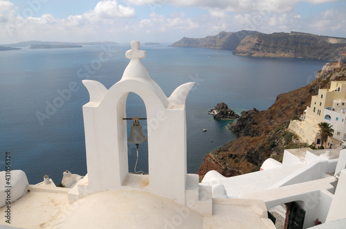 Campanario sobre los acantilados y vista de la costa de la isla griega de Santorini