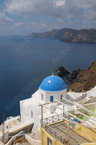 Edificios sobre los acantilados y paisaje de la isla griega de Santorini