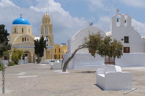 Plaza rodeada de iglesias en el pueblo de Oia en Santorini, Grecia