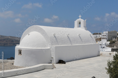 Iglesia en el pueblo de Fira, en la isla de Santorini, Grecia