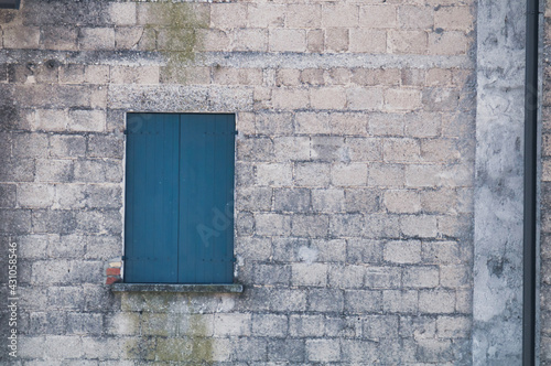 finestra, muro di mattoni e scuri, texture background