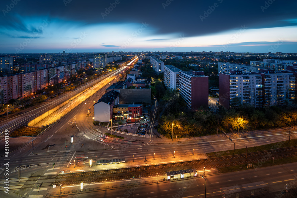 Blick auf den Feierabendverkehr im Berliner Bezirk Lichtenberg am Abend