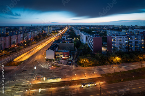 Blick auf den Feierabendverkehr im Berliner Bezirk Lichtenberg am Abend