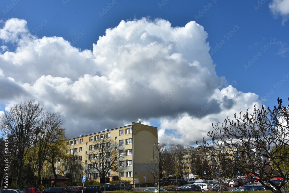 chmuryna wiosnę nad domami w mieście, Polska chmuryna wiosnę nad domami w mieście, Polska