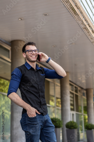hombre joven trabajando online por teléfono y notebook