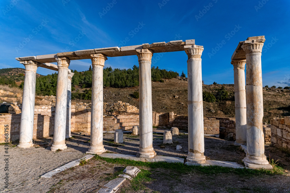Fototapeta premium Ruins of the ancient pillars in city of Hierapolis in Turkey