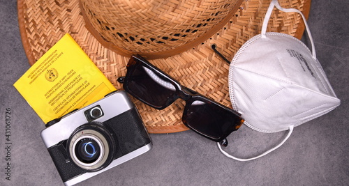 Fotografía Reisegepäck 2021: Sonnenhut, Maske, Impfausweis,   Fotoapparat und Sonnenbrille