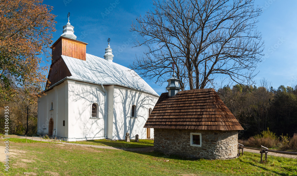 Fototapeta premium Cerkiew świętej Męczennicy Paraskewii w Łopience, Bieszczady, Polska / Orthodox Church of the Holy Martyr of Paraskeva in Łopienka, Bieszczady, Poland