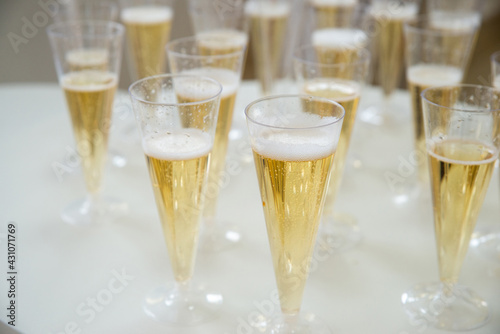 Obraz na płótnie Delicious sparkling wine in plastic glasses on the buffet table