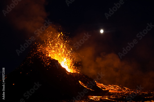 Foto The eruption site of Geldingadalir in Fagradalsfjall mountain on Reykjanes in Ic