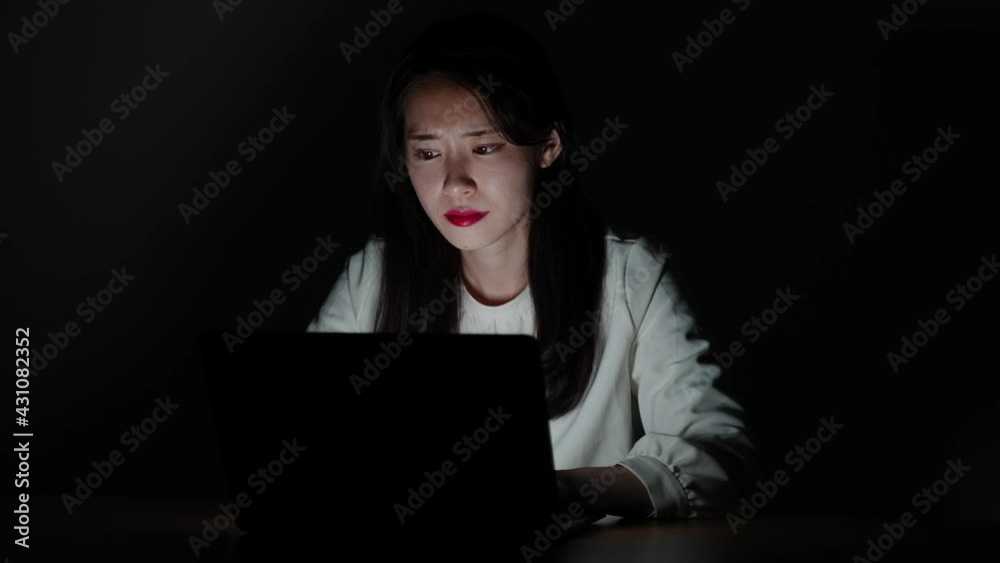 夜更かしでパソコン作業をする女性