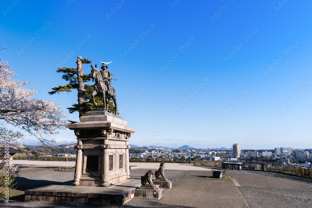 桜と仙台市街を見下ろす伊達政宗像　騎馬像