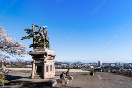 桜と仙台市街を見下ろす伊達政宗像 騎馬像