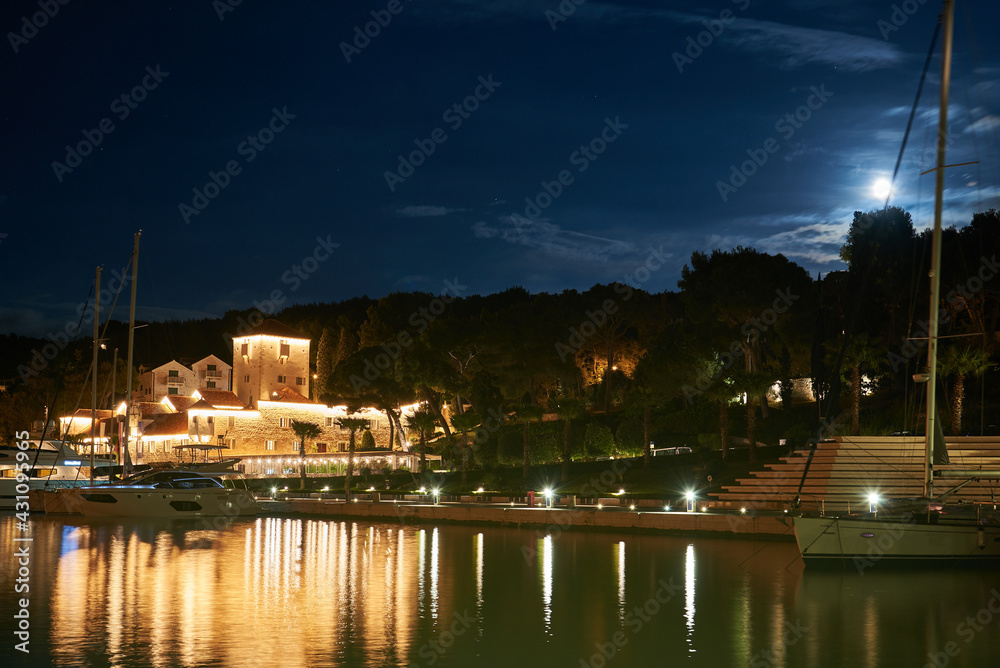 Im Hafen von Maslinica auf der Insel Solta in Kroatien bei Nacht und Mondschein