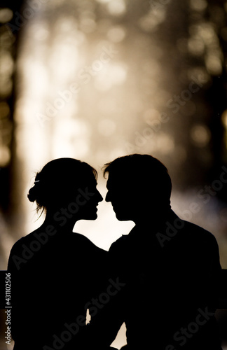 Couple en face à face en contre-jour au coucher du soleil