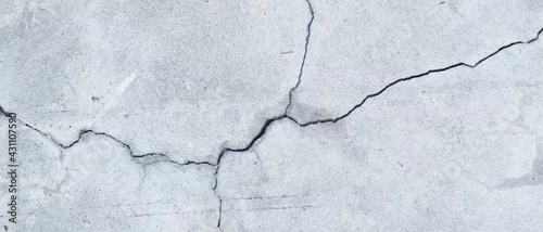 Panel kuchenny z motywem Crack wall texture. Cracked concrete wall covered with cement surface as background. Wall fragment with scratches and cracks