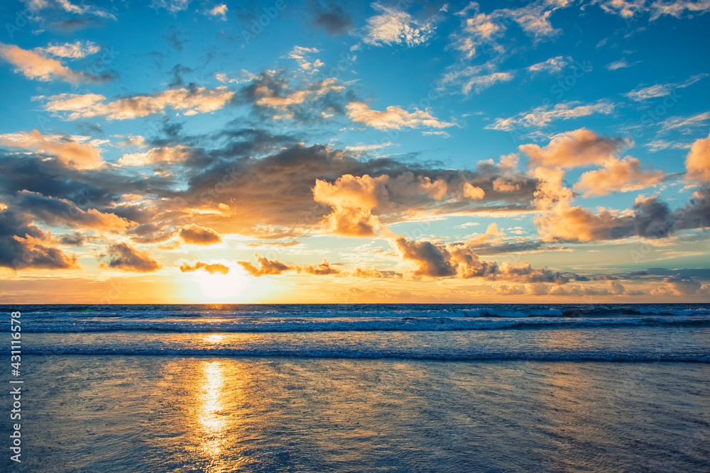 Obraz premium Sunset on a tropical beach