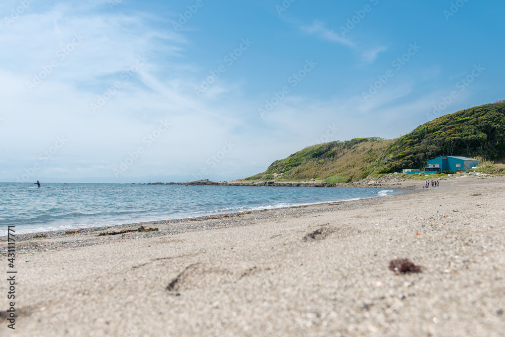 海岸の風景　足跡が残る砂浜