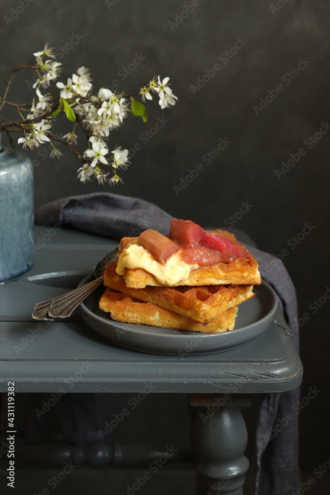 Waffeln mit Rhabarberkompott und Vanillepudding Waffeln mit Rhabarberkompott und Vanillepudding