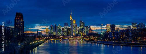 Frankfurt am Main im Panorama bei Nacht