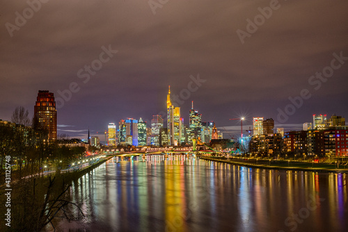 Frankfurt am Main im Panorama bei Nacht