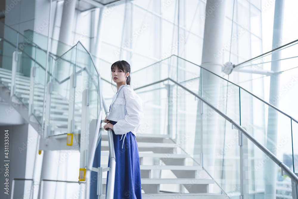 オフィスビルにいる女性 オフィスビルにいる女性