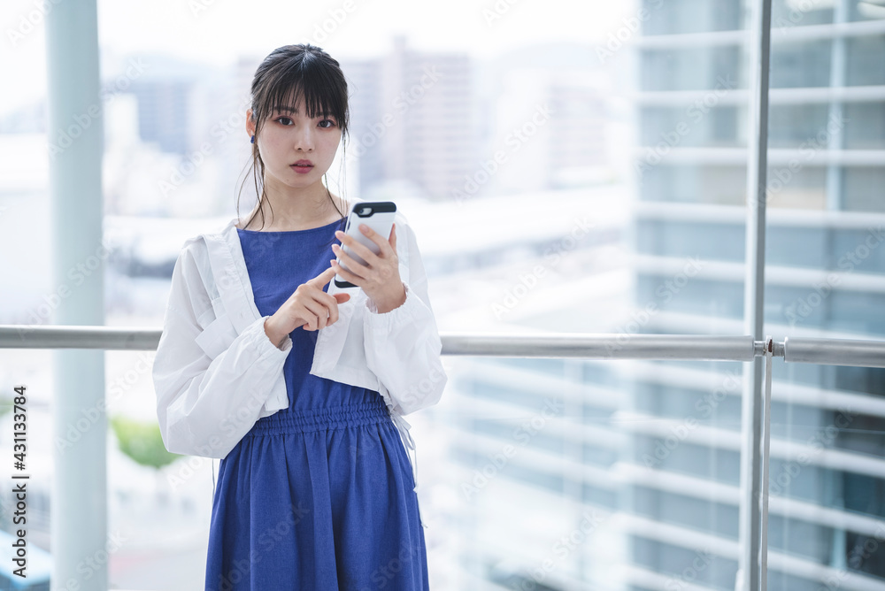 携帯電話を使う女性 携帯電話を使う女性