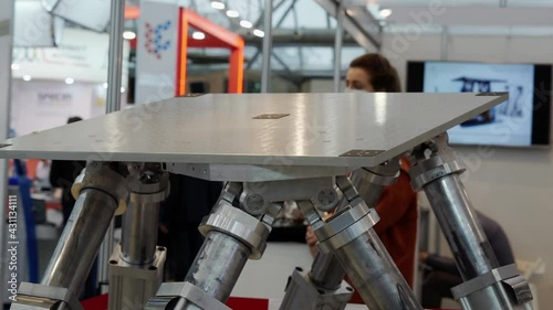 Operation of the hydraulic cell of the production machine