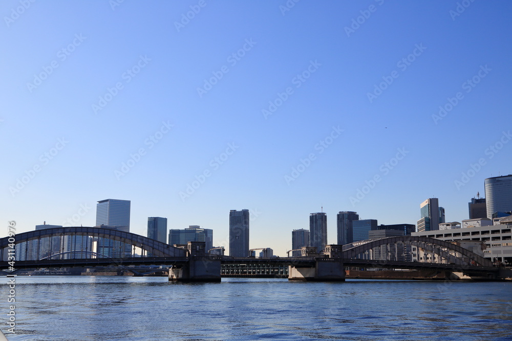 青空広がる勝鬨橋と隅田川の風景