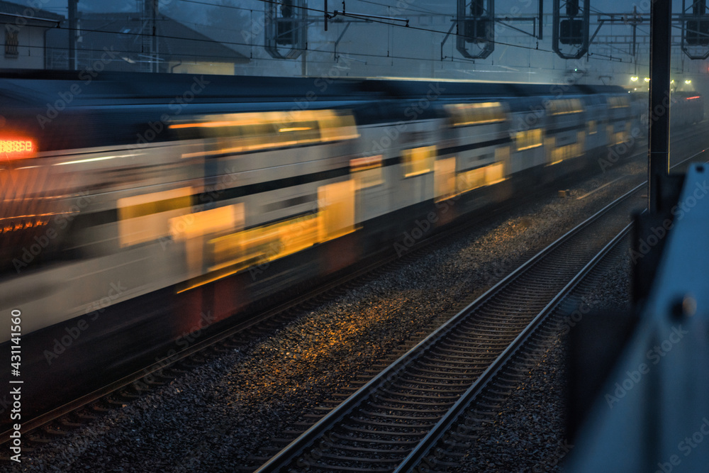 Fototapeta premium un train de nuit passe