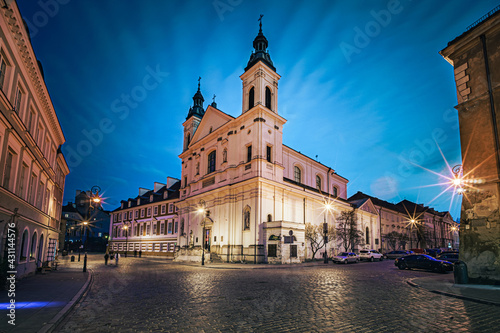 Nocne zdjęcie zabytkowego kościoła na Warszawskiej starówce © af-mar