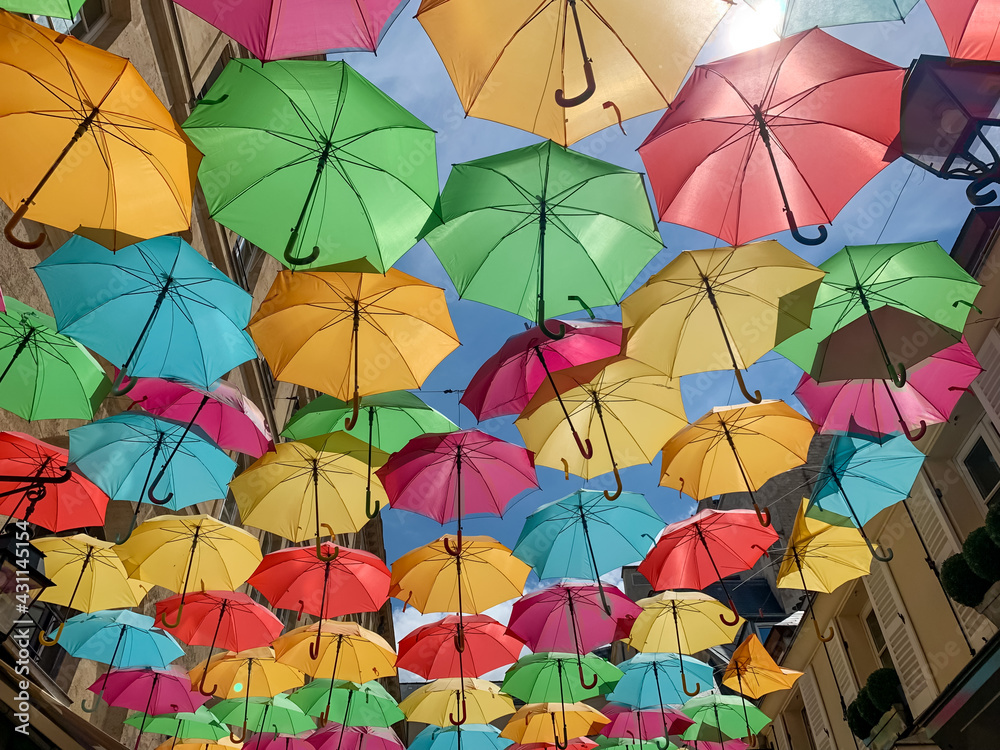 Parapluies colorés dans une rue de Paris	